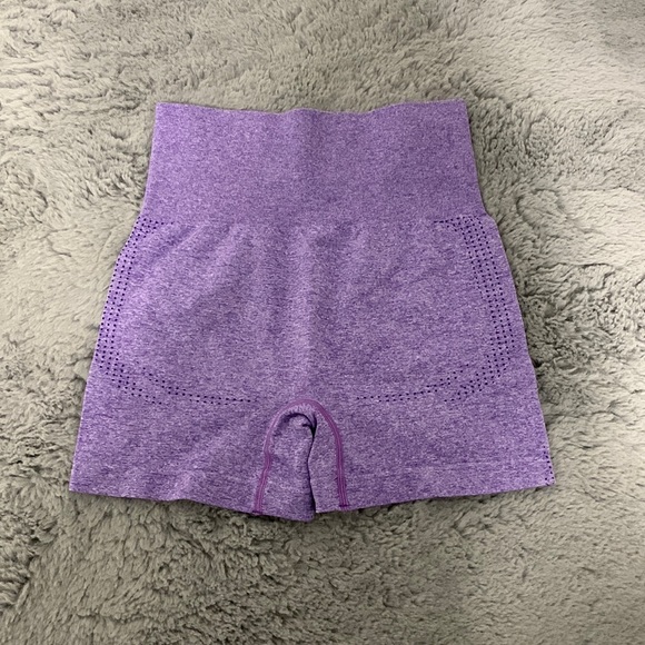 DONATED Seamless Contour Workout Shorts - Picture 2 of 3